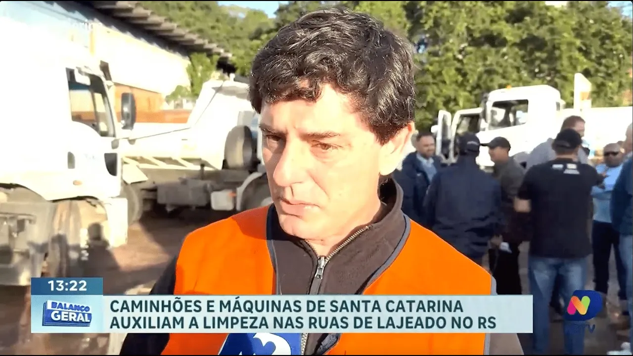 Blumenau em ação: caminhões e máquinas de SC na limpeza de ruas em Lajeado, RS