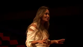 O dia da virada contra a violência doméstica | Fabíola Sucasas Negrão Covas | TEDxMacedo