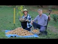 Download Lagu Het dagelijkse leven van een echtpaar aan de rand van het bos. Chebureki koken en oogsten.