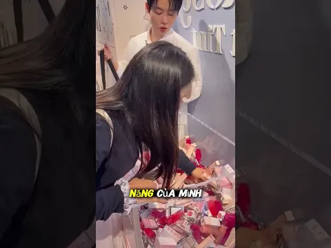 Cô gái mua 10 thỏi son với giá 1 đô la😳