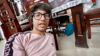 table ke niche phone chala raha 