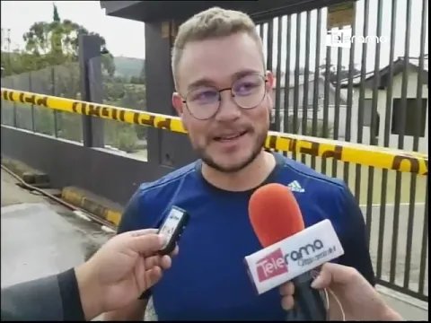 Camión que transporta combustible se volcó y cayó en el patio de una casa en Challuabamba en Cuenca