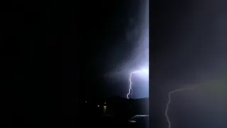 شو بيشبهك تشرين غدار شو بيشبهك انتي      شو بيشبهك تشرين  سماء  غيوم دندنها