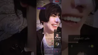 شوف هذا الحلو شفايفه صارن حمر من المص ويه حارث جماره 