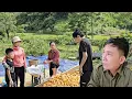 Download Lagu Long's mother came to visit her son but was not welcomed by everyone.