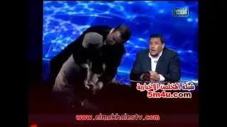 الشيخ محمود شعبان يضرب اسلام البحيري بحذائه على سفالته 