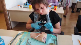 Учиться на свиньях оперировать людей