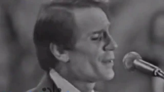 عبد الحليم حافظ في يوم في شهر حفلة قبل وفاته دندنها