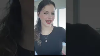 عاملة حالك مش عارفاني 