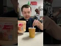 PADRE Adam Kotas comiendo y contando chistes de monjas y sacerdotes para mearse de la risa