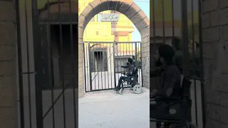 يا طارق الباب رفقا حزين 