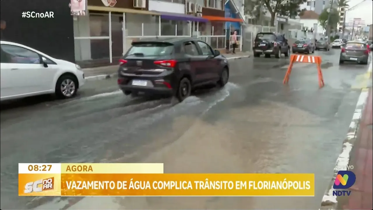 Agora: vazamento de água complica trânsito no centro de Florianópolis