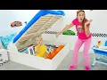 Download Lagu Chris construit une salle secrète 7-11 - Des histoires drôles pour les enfants