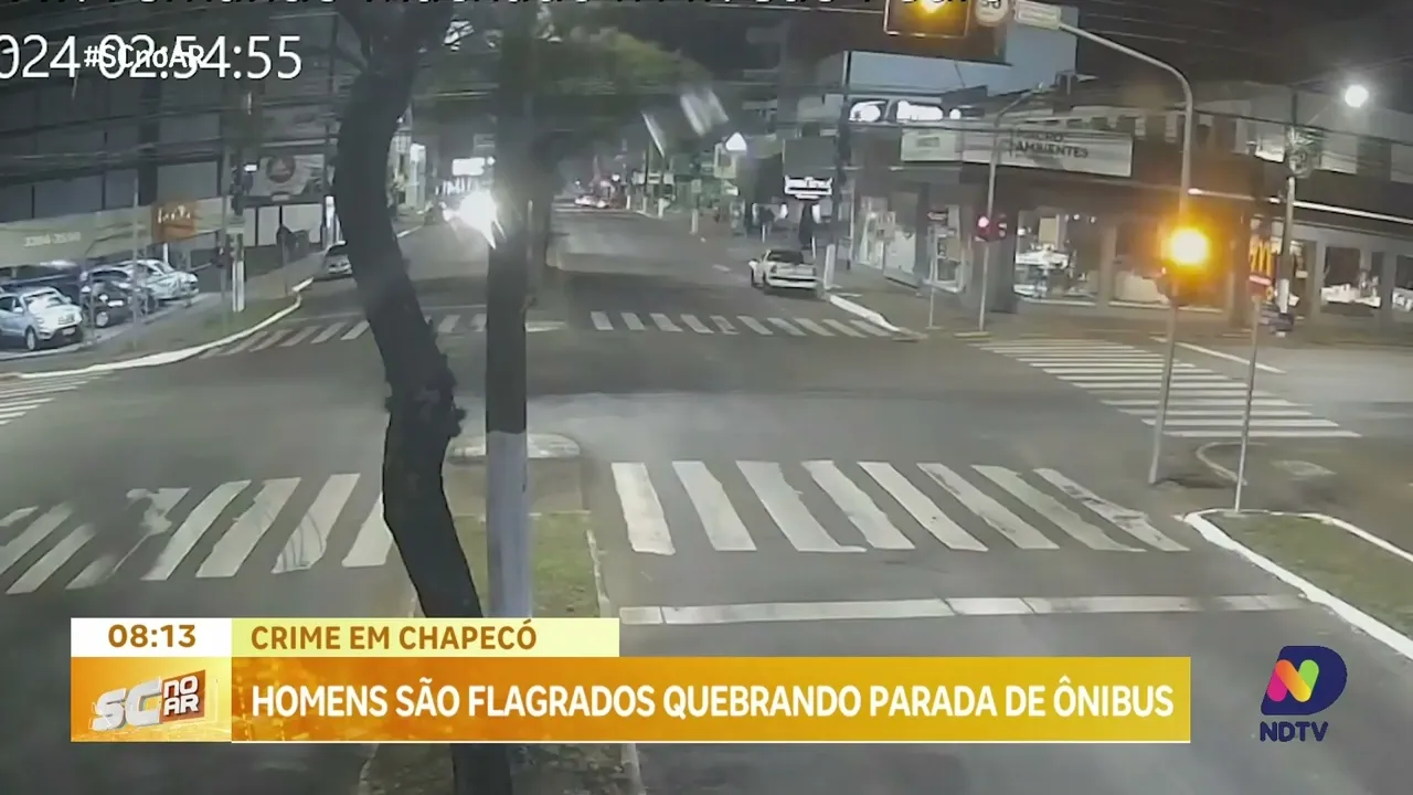 Vandalismo em Chapecó: câmeras flagram homens quebrando parada de ônibus