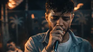 اسمع  فرامل العندليب   لما بيبقي رايق بيبدع ازاي      اتمدت الايدين    نزلت دموع العين     دندنها