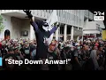 “Weg met Anwar!”: Duizenden demonstranten eisen het aftreden van premier Anwar Ibrahim in Kuala L...
