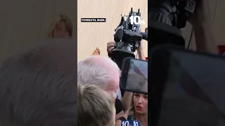 محامي ليندسي كلانسي  كيفن ريدينغتون  يتحدث إلى الصحفيين خارج المحكمة دندنها