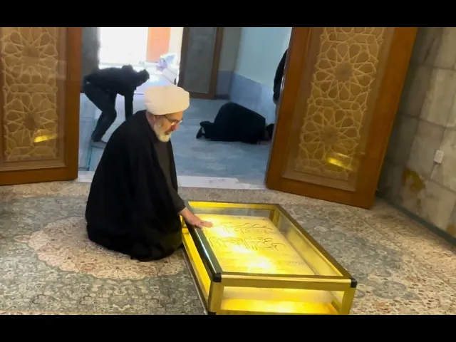 ⁣الدكتور العاملي عند ضريح فقيه المفسرين السيد عبد الأعلى الموسوي السبزواري 