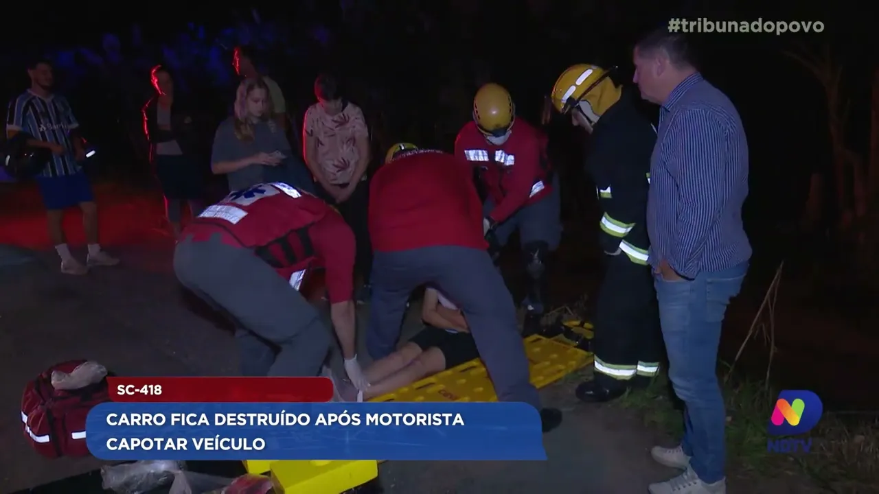 SC-418: carro fica destruído após motorista capotar veículo