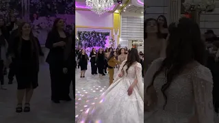 شوف خوات العروس شلون تعاركن على وردة ولا يستحن 