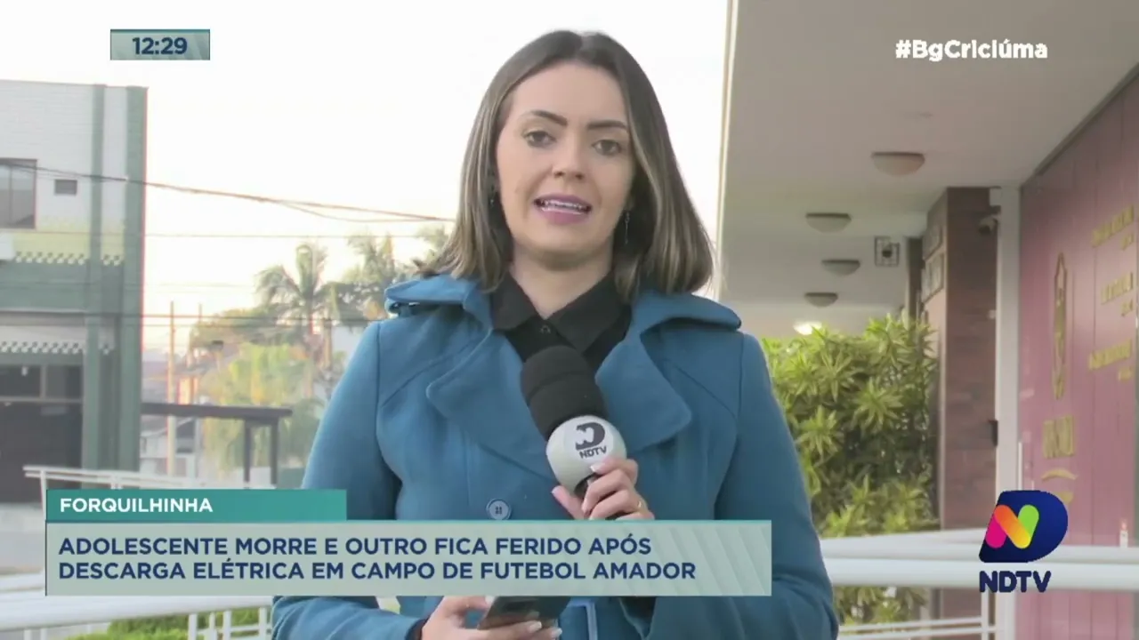 Adolescente morre e outro fica ferido após descarga elétrica em campo de futebol