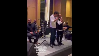 غناء ورقص تانر اولماز واخوه تايلان في أحد الأعراس 