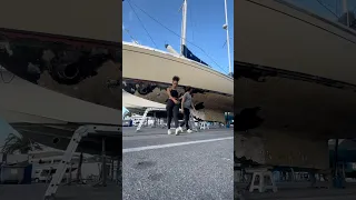 On pèle la coque sous la ligne de flottaison pour refaire tout au propre, c’est du boulot ! 🫠⛵️