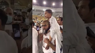 طفل يؤذن غي الحرم المكي بسم الله ماشاء الله تبارك الله 