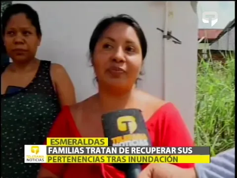 Familias tratan de recuperar sus pertenencias tras inundación