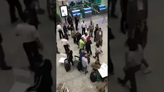 مجموعة تونسيون استفزو شابين ليبين في احد مطارات تونس ممها ادي الي ردة فعل من قبل الليبين  مجموعة تونسيون استفزو شابين ليبين في احد مطارات تونس ممها ادي الي ردة فعل من قبل الليبين