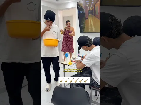 El truco de la escoba detrás de la puerta 🧹😂🤭 #humor #comedy