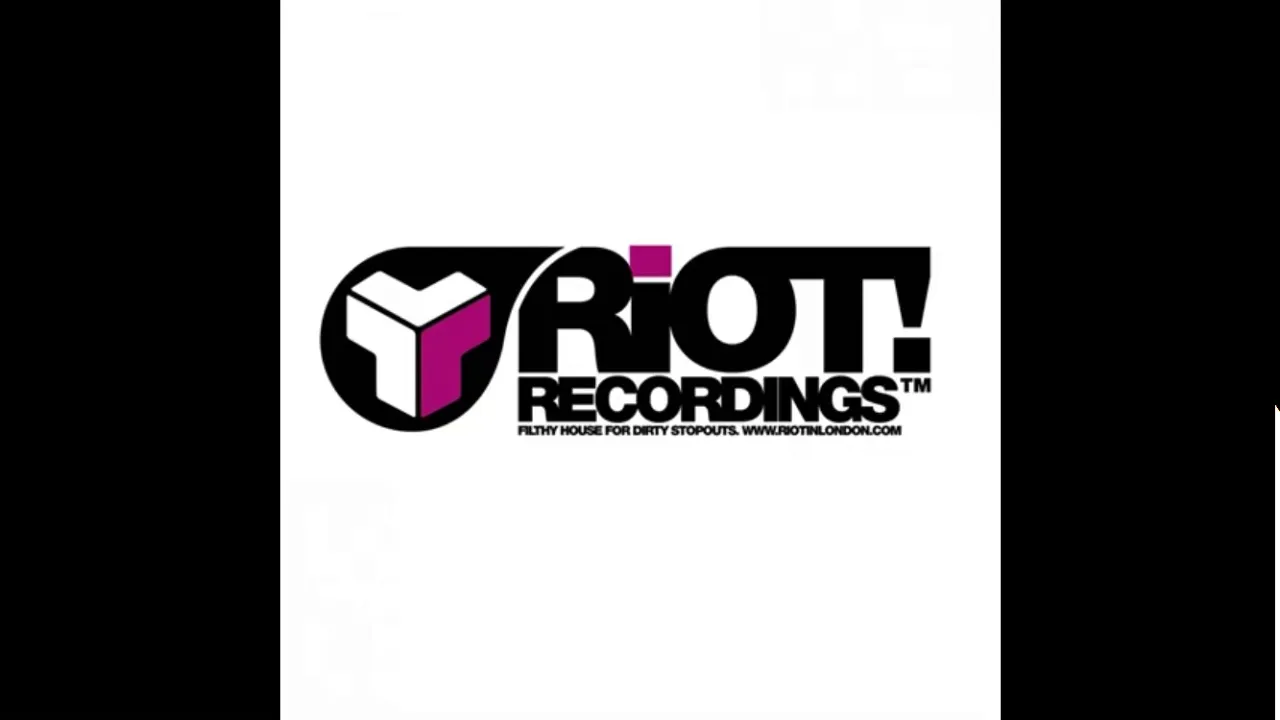 DJ hixxy playing with knives