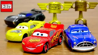 歴代のピストンカップが並んだ！カーズトミカ ライトニング マックィーンデイ2026年特別仕様 マックィーン＆ドック・ハドソン ピストンカップ付き 20周年おめでとう！