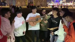 تخيل شجره بيها أوراق  بصوت شباب يموت دندنها
