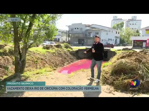 Vazamento de produto químico deixa rio com coloração vermelha