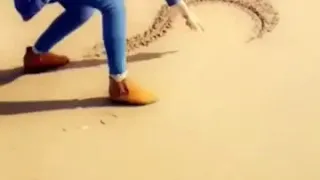 رسم حرف M علي الرمال 