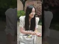 老奶奶路邊發病眾人束手無策，路過的女孩隨手一顆藥丸就將她救活！誰料她竟是豪門老夫人，醒來立刻派百輛豪車接她回家當公主寵！#逆袭 #短劇