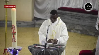 tazama mbiu ya pasaka ilivyoimbwa vizuri na shemasi hamilton kikoti mbele ya askofu mkuu ruwaichi