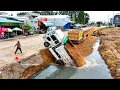 Download Lagu Hati-hati!! Truk Sampah Mundur Bongkar Tanah Terbalik dan Dievakuasi oleh Ahli Crane 12 Roda