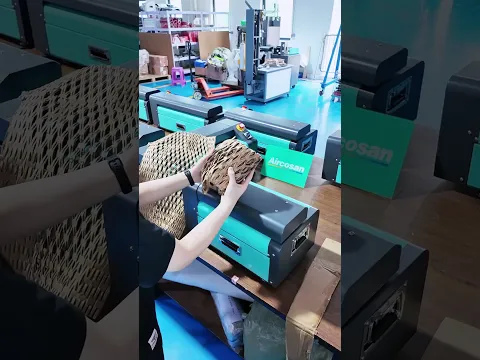 Hören Sie auf, Ersatzkartons zu niedrigen Erlösen an Recycler zu verkaufen. Stellen Sie mit dem Zerkleinerer-Expander brauchbares Polsterpapier aus übrig gebliebenen Kartons her.