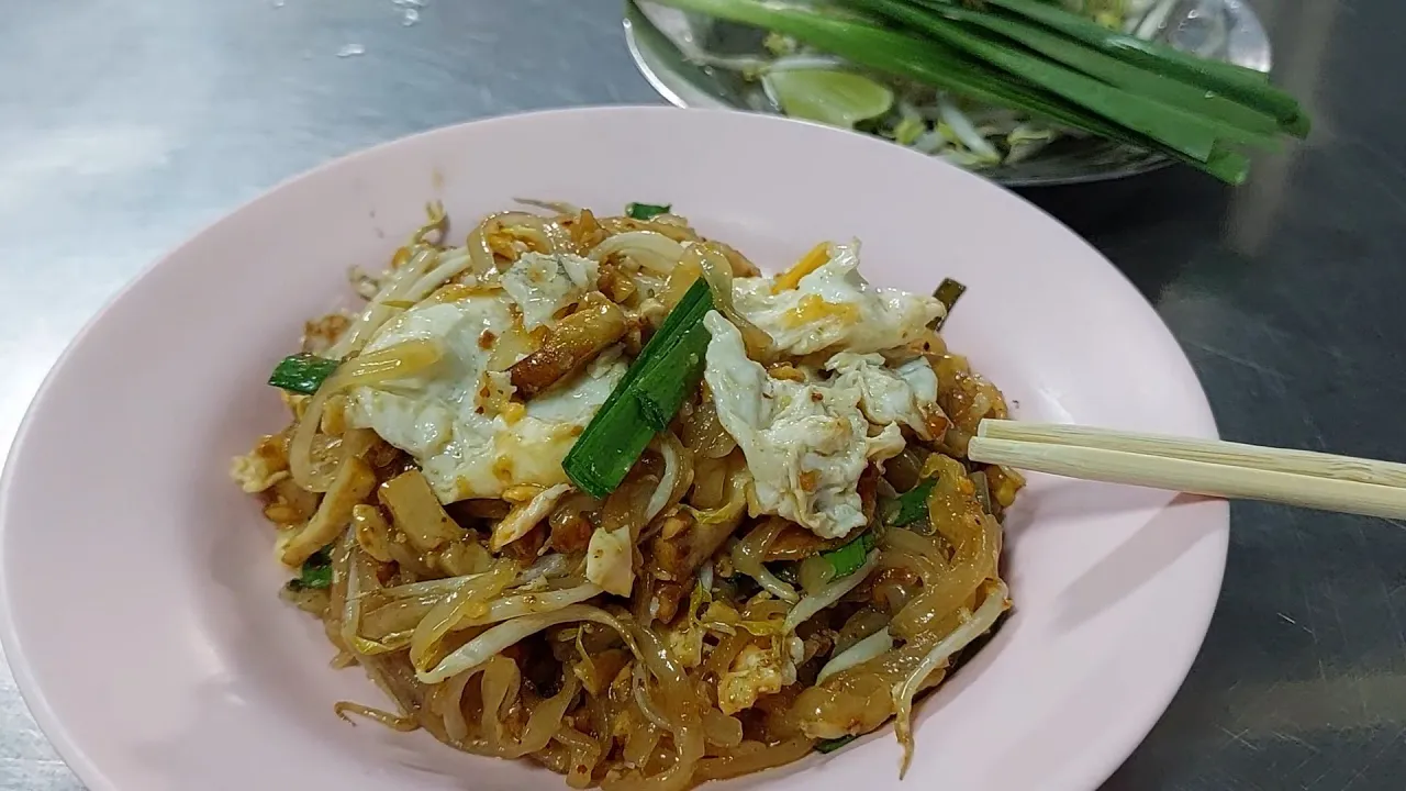 Sawasdee Ratchawat. Phad Thai in Bangkok