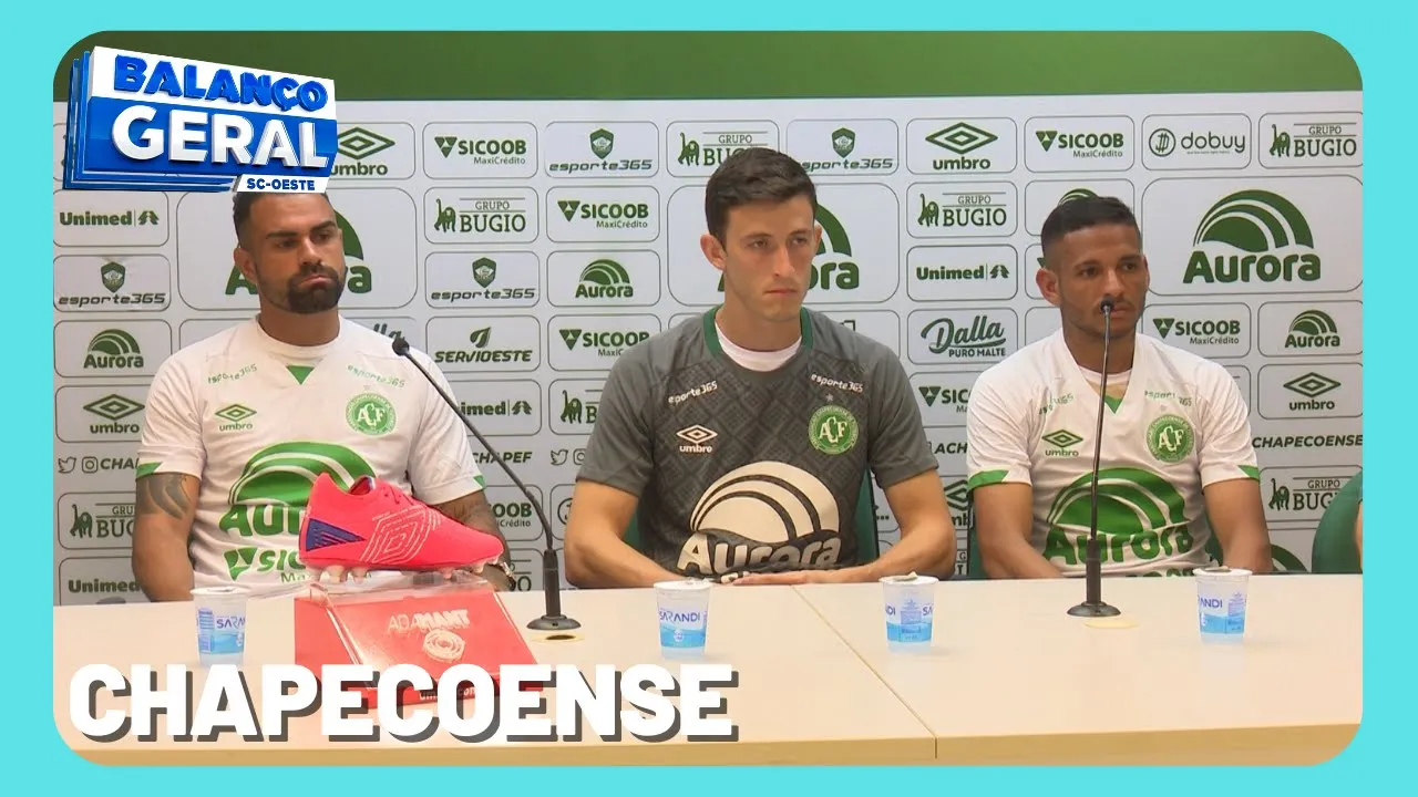 Goleiro Airton, zagueiro Maurício e atacante Danrlei são apresentados na Chapecoense