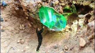 A large number of crystal balls。Crystal riverbed.  Colorful minerals