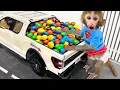 Download Lagu Monkey Baby Bon Bon eats rainbow jelly with puppies and bathes with ducklings in the garden