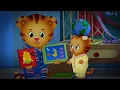 Download Lagu Daniel Thinks about what Margret wants to read before bed