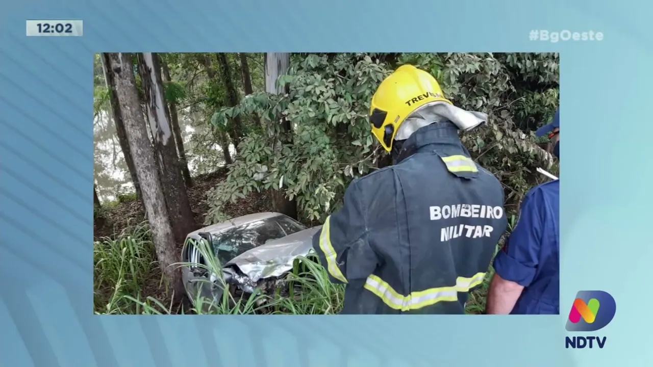 Extremo Oeste: Carro sai da pista e cai em ribanceira após se envolver em acidente