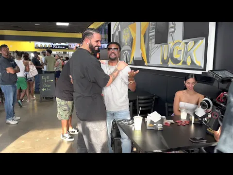 Download MP3 Drake walks into Trill Burgers