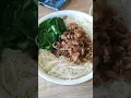 Download Lagu Makan siang nyobain jajan bihun rebus pakai topping ayam-jamur, ternyata yummy banget.