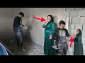 Lagu 😲🧱 Mrs. Batul is shocked by Mr. Akbar's professional skills in plastering the house 👷‍♂️