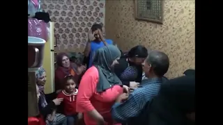 ست كبيرة ترقص بعباية بيت ورجل يتحرش بها 